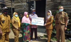 Bupati Tanggamus Hj. Dewi Handajani, SE.MM., Memberikan Bantuan Bedah Rumah dan Paket Sembako