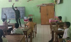 Sambut Sekolah Tatap Muka, Satgas Yonarmed 6/3 Kostrad Ikut Serta Kembali Menjadi Tenaga Pendidik di Perbatasan