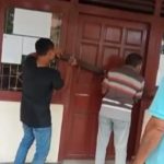 Desak Bubarkan Panitia Pilkades Warga Piru Blokir Kantor Kepala Desa