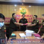 JAMPIDSUS LAKUKAN PENYERAHAN TANGGUNG JAWAB TERSANGKA DAN BARANG BUKTI (TAHAP II) TERHADAP TERSANGKA IS