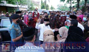 Momen Keriuhan Masyarakat Sambut Kedatangan  Wapres, Saat Kendaraan  Melintas di Wilayahnya