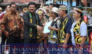 Menteri ATR/Kepala BPN Serahkan Sertipikat di Desa Adat Dayak
