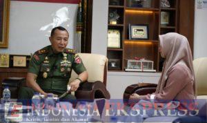 Berita Viral Nuraini Si Gadis Kuat Pemanggul Semen Akhirnya Ditemui Pangdam XIV/Hasanuddin