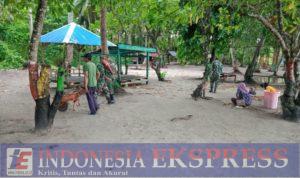 Karya Bhakti Babinsa Bersama Warga Bersihkan Pantai Wisata