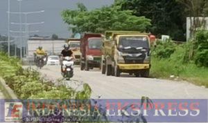 ADA UDANG DIBALIK BATU, PARKIR TRUCK DI JALAN SORUMBA KENDARI, POLISI  ? 