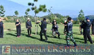 Puspsi TNI Latih team building peserta LatFungsi Penerangan Puspen TNI