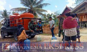 Bantu Atasi Kesulitan Air Bersih, Kodim Jajaran Korem 143/HO Salurkan Air Bersih Bagi Masyarakat