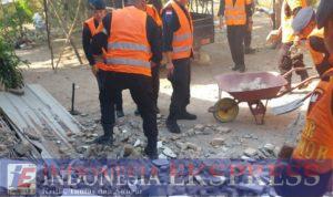 Satgas SAR Satbrimob Polda NTT Bantu Korban Gempa Bumi di Kota Kupang