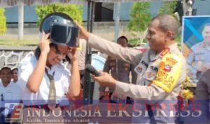 Dorong Pelajar SMAK Podor Larantuka untuk Lebih Maju, Kapolda NTT Bagi Handphone hingga SIM Gratis