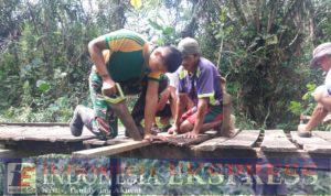 Satgas Pamtas Yonarmed 10/Bradjamusti Pos Kampung Jasa Perbaiki Jembatan Kayu