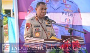 Kapolda NTT Berikan Bantuan Sosial kepada 100 KK di Kecamatan Kota Waingapu