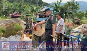 Dandim 1430/Konut Pimpin Langsung Pembersihan Sungai dan Penanaman Pohon