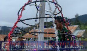 Satgas TNI 300 Siliwangi Ajak Anak-anak Membuat Pohon Natal di Gome Papua