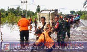 Sigap, Aksi Babinsa Koramil 1012-10/Dusun Selatan Bantu Warga Lewati Jalan Rusak Akibat Banjir