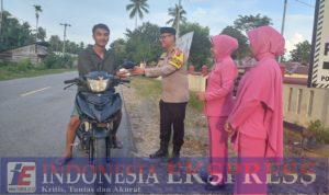 Polsek Kolono Berbagi Takjil Berkah Ramadhan