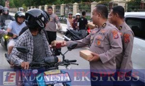 Biro SDM Polda Sultra Gelar Pembagian Takjil di Depan Mapolda