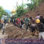 Personel gabungan TNI – Polri Dan Masyarakat  Gotong Royong Bersihkan Material Longsor