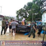 Babinsa Koramil 1430-02/Asera Bantu Evakuasi Warga Terdampak Banjir
