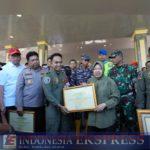 Danlanud Sultan Hasanuddin Terima Piagam Penghargaan Dari Menteri Sosial RI Atas Peran Dan Kontribusi Membantu Korban Banjir di Kabupaten Luwu