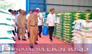 Presiden Jokowi Tinjau Stok Beras dan Bagikan Bantuan Pangan di Muna