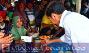 Presiden Jokowi Tinjau Pasar Rakyat Kambara, Pastikan Stabilitas Harga Kebutuhan Pokok
