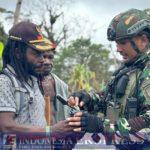 Satgas Yonif 509 Kostrad Bagikan Bantuan Door To Door, Begini Sambutan Masyarakat Papua