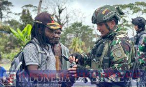 Satgas Yonif 509 Kostrad Bagikan Bantuan Door To Door, Begini Sambutan Masyarakat Papua