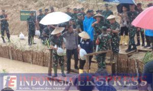 Diguyur Hujan, Kasad Jenderal TNI Maruli Simanjuntak Tetap Semangat Lakukan Penanaman Pohon di Nanga-Nanga