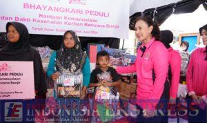 Kunjungi Posko Pengungsian Banjir Bandang, Ketum Bhayangkari beri Bantuan dan Trauma Healing