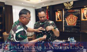 Panglima TNI Terima Pin Gajah Mada, Sebagai Simbol Warga Kehormatan Puspomad