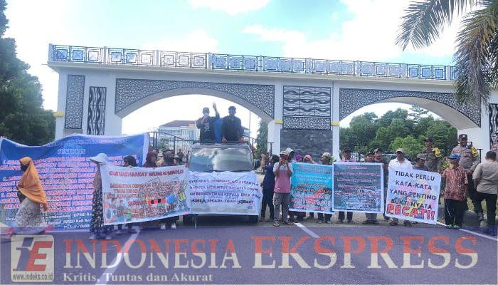 Aksi Unras Masyarakat Wundumbolo Menggugat di Kantor DPMD dan DPRD Konsel