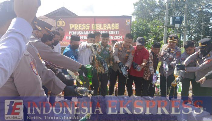 Ribuan Liter dan Ratusan Botol Miras Hasil Ops Pekat Anoa 2024 di Musnahkan, Ini Pesan Kapolresta Kendari