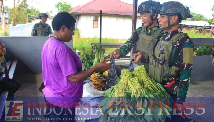 ROSITA SATGAS TNI BANGKITKAN SEMANGAT PEDAGANG PASAR KEYABI