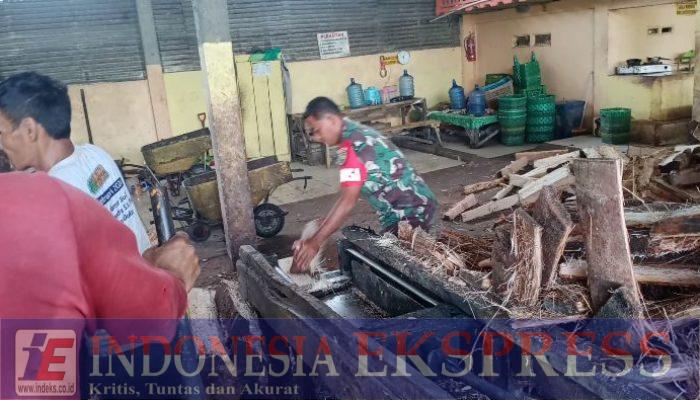 Memahami Kondisi Masyarakat Binaan, Babinsa Koramil 1710-02/Timika Gelar Komsos Di Lokasi Pengolahan Sagu