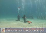 Bersama Komunitas Scuba Diving, Ditpolairud Polda Sultra Kibarkan Bendera Merah Putih di Bawah Laut