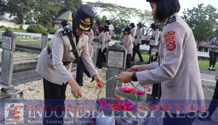Peringati Hari Jadi ke-76, Polwan Polda Sultra Ziarah di TMP Watubangga