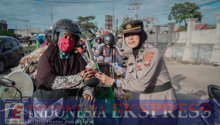 Polwan Polda Sultra Rayakan Hari Jadi ke-76 dengan Membagikan Bunga Mawar di Kendari