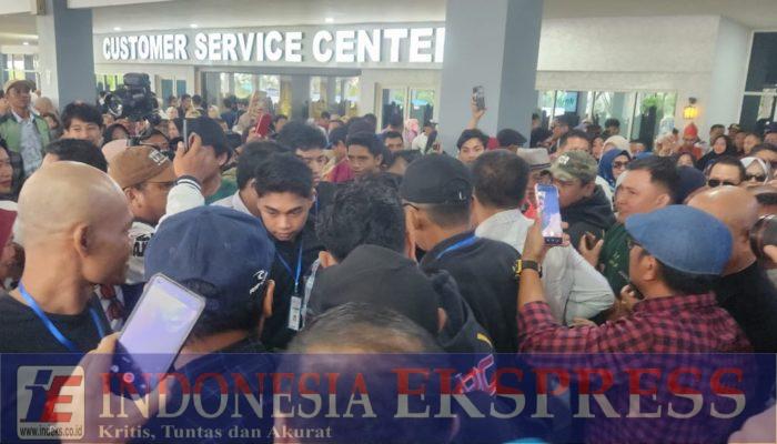 Ribuan Masyarakat Pendukung Paslon Rasak – Afdal Datang di Bandara Halu Oleo Kendari