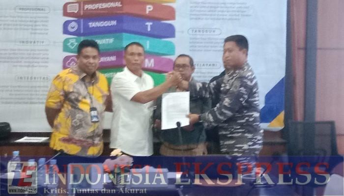 Penyerahan Hasil Pemeriksaan kapal TB. Bina Marine 57/TK. Bina Marine 58 dari Lanal Kendari ke KSOP Kelas II Kendari