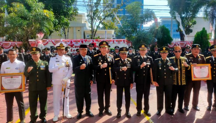 Peringatan Hari Pengayoman ke-79, Kemenkum HAM Sultra Serahkan Penghargaan Kepada 20 Mitra Kerja