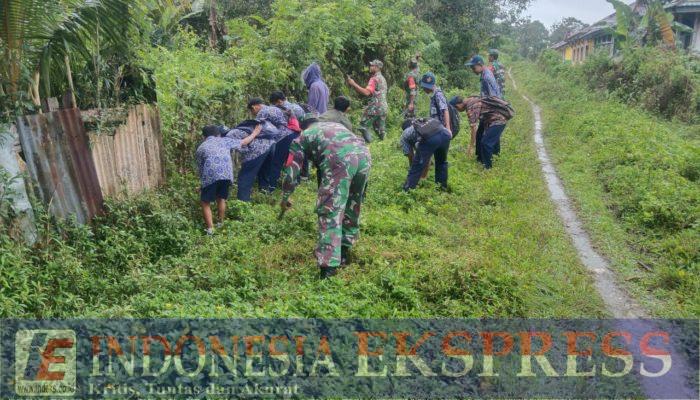 Personil Koramil 1417-13/Landono Gelar Karya Bakti