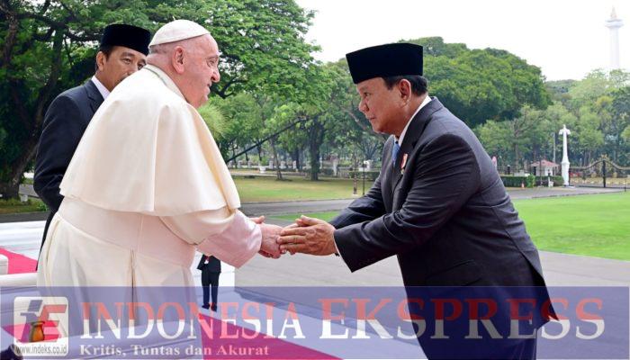 Menhan Prabowo Dampingi Presiden Joko Widodo dalam Kunjungan Paus Fransiskus di Istana Merdeka