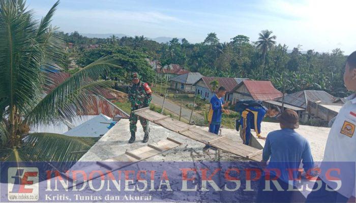 Prajurit TNI AD Koramil Wawotobi Kodim 1417/Kendari Melakukan Karya Bakti Bersama Masyarakat