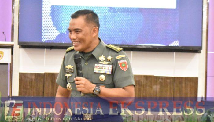 Kasrem 143/Halu Oleo Kolonel Infantri Dr (Can) Singgih Pambudi Arinto, M.M., M.Han memberikan materi Kepemimpinan pada kegiatan Post Assessment Personel Polda Sultra