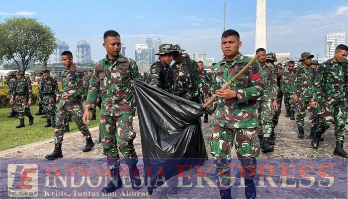 Wujud Kepedulian dan Komitmen Prajurit Yonif 330 Tri Dharma, Jaga Lingkungan Monas Tetap “BERSERI”