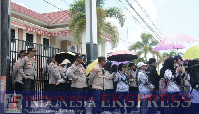 Personel Polda Sultra dan Polres Konsel Kawal Sidang Ke-2 Supriyani di PN Andoolo Berlangsung Kondusif