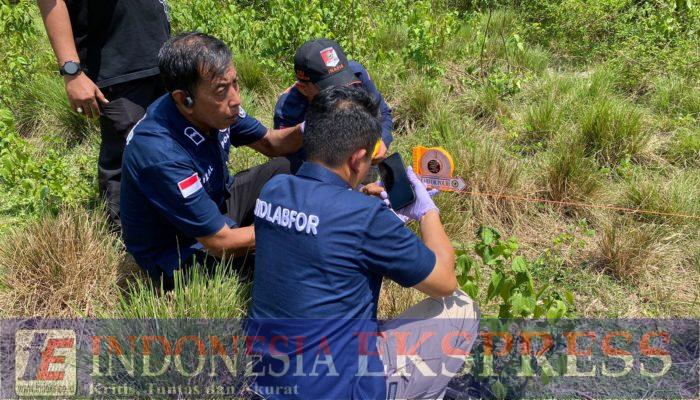 Tim Labfor Polda Sulsel Olah TKP Penyebab Retaknya Kaca Mobil Dinas Camat Baito