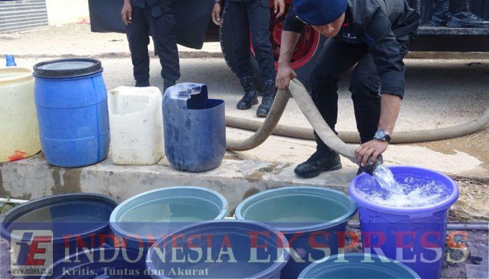 Bakti Polri untuk masyarakat, Batalyon A Pelopor Brimob Sultra Kembali Salurkan Ribuan Liter Air Bersih Bagi Warga Terdampak Kekeringan di Soropia