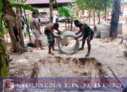 Secercah Mata Air, Satgas TMMD Ke-122 Kodim 1805/Raja Ampat Memasang Cincin Sumur Gali di Kampung Saporkren