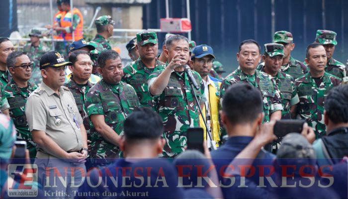 TNI Gelar Karya Bakti Ciliwung Bening Dalam Rangka HUT Ke-79 TNI
